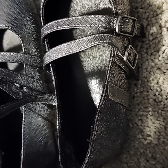 American Eagle shoes with velcro straps size 11.. - Picture 5 of 6